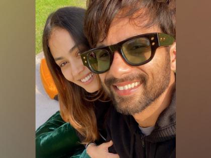 Shahid Kapoor, wife Mira Rajput send out Christmas wishes | Shahid Kapoor, wife Mira Rajput send out Christmas wishes Shahid Kapoor, wife Mira Rajput send out Christmas wishes | Shahid Kapoor, wife Mira Rajput send out Christmas wishes