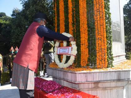 Uttarakhand CM pays floral tributes to fallen soldiers on Vijay Diwas | Uttarakhand CM pays floral tributes to fallen soldiers on Vijay Diwas