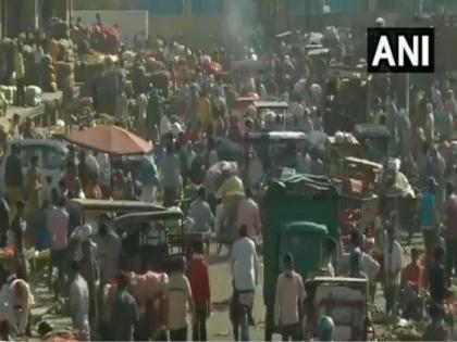 COVID-19: People flout COVID-19 norms at Delhi's Ghazipur market | COVID-19: People flout COVID-19 norms at Delhi's Ghazipur market