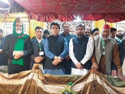 Pak pilgrims, diplomats offer chaadar at Hazrat Nizamuddin shrine on Urs | Pak pilgrims, diplomats offer chaadar at Hazrat Nizamuddin shrine on Urs
