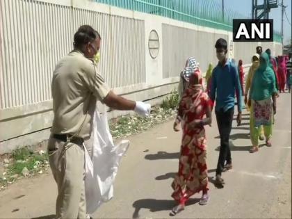 Police distribute food packets in Delhi amid lockdown | Police distribute food packets in Delhi amid lockdown