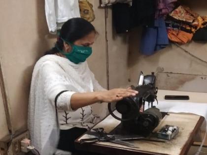 Self-help group distribute handmade masks to people in Delhi | Self-help group distribute handmade masks to people in Delhi