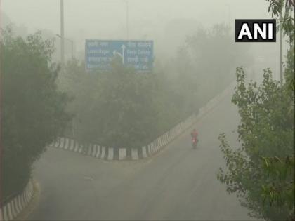 Smog engulfs parts of Delhi, reduces visibility | Smog engulfs parts of Delhi, reduces visibility