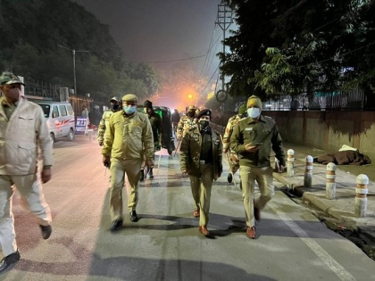 COVID-19: Delhi Police hold foot patrolling in Daryaganj, Jama Masjid areas | COVID-19: Delhi Police hold foot patrolling in Daryaganj, Jama Masjid areas