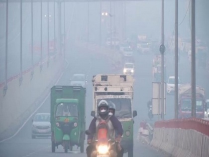 Visibility reduces as air quality turns 'severe' in parts of Delhi | Visibility reduces as air quality turns 'severe' in parts of Delhi