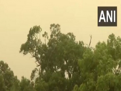 Delhi hit by dust storm, leads to dip in temperature | Delhi hit by dust storm, leads to dip in temperature
