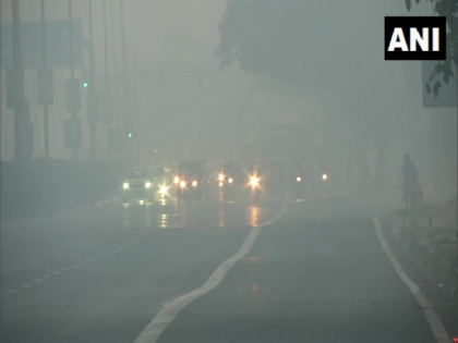 Delhi's AQI remains in severe category, dense fog engulfs city | Delhi's AQI remains in severe category, dense fog engulfs city