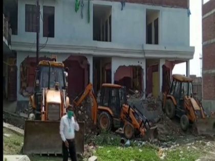 Illegal building of Ex-MP Atiq Ahmed's close aide demolished in UP | Illegal building of Ex-MP Atiq Ahmed's close aide demolished in UP