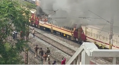 Shramjeevi Express train set on fire by agitators in Bihar's Gaya | Shramjeevi Express train set on fire by agitators in Bihar's Gaya