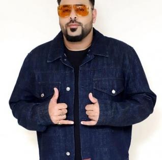 Badshah left in awe of 'Hustle 2.0' contestant, cleans stage for him | Badshah left in awe of 'Hustle 2.0' contestant, cleans stage for him