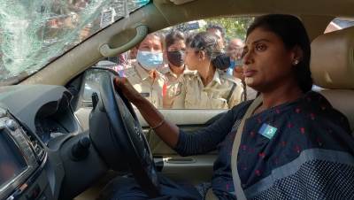 Sharmila detained on way to T'gana CM's residence for protest | Sharmila detained on way to T'gana CM's residence for protest Sharmila detained on way to T'gana CM's residence for protest | Sharmila detained on way to T'gana CM's residence for protest