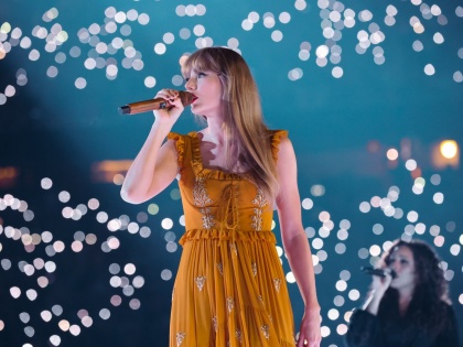 Taylor Swift 'wipes tears from her eyes' after performing emotional song | Taylor Swift 'wipes tears from her eyes' after performing emotional song