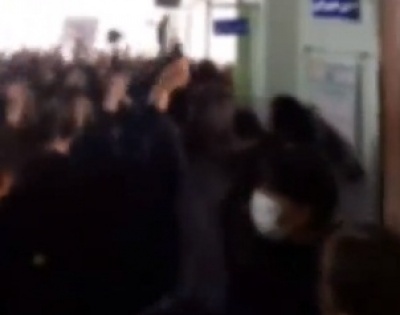 Schoolgirls join protests that have swept Iran | Schoolgirls join protests that have swept Iran