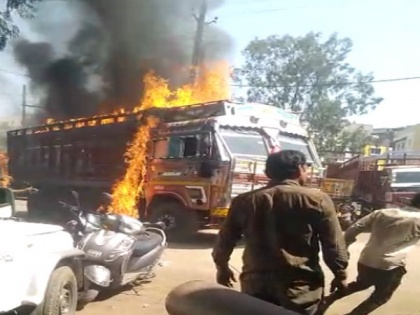 Truck driver averts major fire outbreak in Indore | Truck driver averts major fire outbreak in Indore