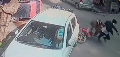 Delhi Police constable jumps off bike to catch snatcher | Delhi Police constable jumps off bike to catch snatcher