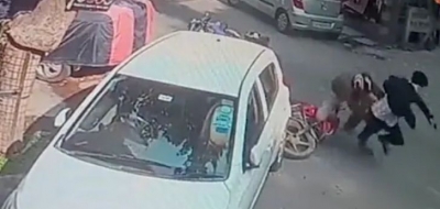 Delhi Police constable jumps off bike to catch snatcher | Delhi Police constable jumps off bike to catch snatcher Delhi Police constable jumps off bike to catch snatcher | Delhi Police constable jumps off bike to catch snatcher