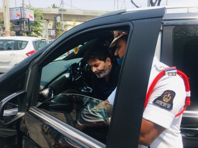 Now Trivikram Srinivas violates traffic rules, gets fined | Now Trivikram Srinivas violates traffic rules, gets fined