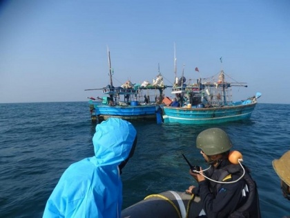 Indian Coast Guard officials apprehend 2 Pakistani fishing boats inside Indian waters | Indian Coast Guard officials apprehend 2 Pakistani fishing boats inside Indian waters
