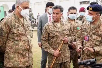 Pak Army Chief Gen Bajwa visits Durand Line -- vows to finish border fencing despite Taliban's warning | Pak Army Chief Gen Bajwa visits Durand Line -- vows to finish border fencing despite Taliban's warning