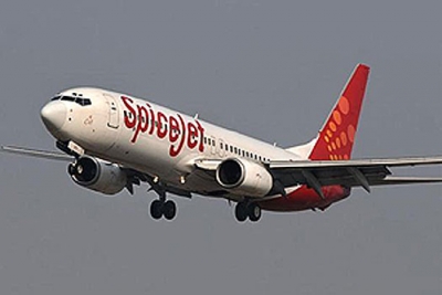 SpiceJet flight makes emergency landing at Hyderabad airport | SpiceJet flight makes emergency landing at Hyderabad airport