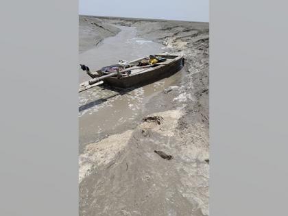 BSF seizes Pak fishing boat in Gujarat's Bhuj | BSF seizes Pak fishing boat in Gujarat's Bhuj
