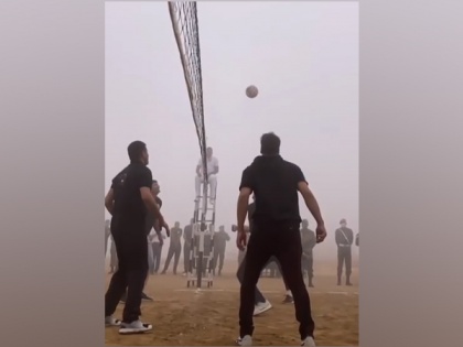 Akshay Kumar enjoys game of volleyball with 'bravehearts' on Army Day | Akshay Kumar enjoys game of volleyball with 'bravehearts' on Army Day