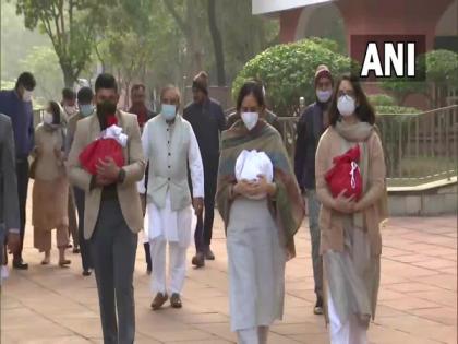 Daughters of Gen Bipin Rawat collect ashes of parents, to immerse them in Haridwar | Daughters of Gen Bipin Rawat collect ashes of parents, to immerse them in Haridwar