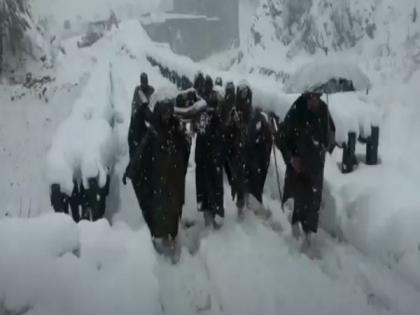 Army helps pregnant woman reach hospital amid heavy snowfall in J-K | Army helps pregnant woman reach hospital amid heavy snowfall in J-K