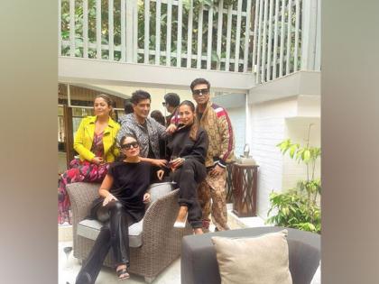 Kareena Kapoor Khan spends 'perfect afternoon' with BFFs | Kareena Kapoor Khan spends 'perfect afternoon' with BFFs Kareena Kapoor Khan spends 'perfect afternoon' with BFFs | Kareena Kapoor Khan spends 'perfect afternoon' with BFFs