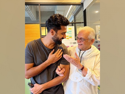 Vicky Kaushal meets legendary lyricist Gulzar, duo's picture exudes happy vibes | Vicky Kaushal meets legendary lyricist Gulzar, duo's picture exudes happy vibes