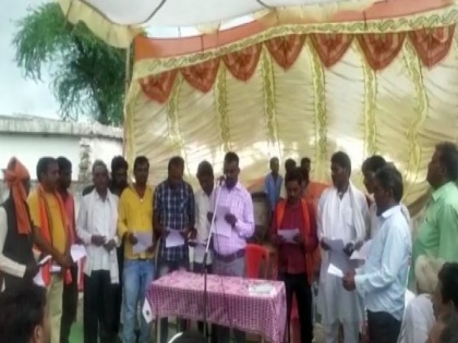 Husbands take oath in place of elected wives at MP Panchayat? Damoh district authorities seek detailed report | Husbands take oath in place of elected wives at MP Panchayat? Damoh district authorities seek detailed report