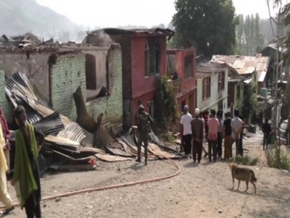 Army, J-K police rescue several people after fire engulfs houses in Baramulla | Army, J-K police rescue several people after fire engulfs houses in Baramulla