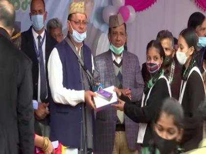 CM Pushkar Singh Dhami launches Free Mobile Tablet scheme in Uttarakhand. | CM Pushkar Singh Dhami launches Free Mobile Tablet scheme in Uttarakhand.
