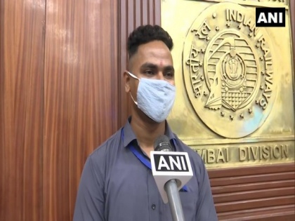 Pointsman, who saved child at a railway station in Maharashtra, awarded by ministry | Pointsman, who saved child at a railway station in Maharashtra, awarded by ministry