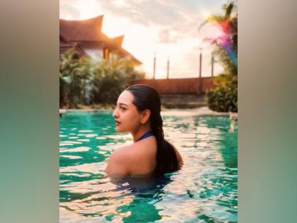 Sonakshi Sinha shares pool picture, fans shower compliments | Sonakshi Sinha shares pool picture, fans shower compliments