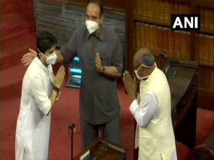 Scindia greets Digvijaya Singh in Rajya Sabha today before oath taking | Scindia greets Digvijaya Singh in Rajya Sabha today before oath taking