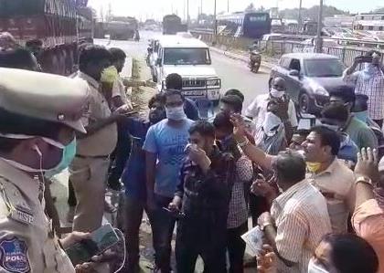 Massive traffic jam at AP-Telangana border amid lockdown over COVID-19 | Massive traffic jam at AP-Telangana border amid lockdown over COVID-19