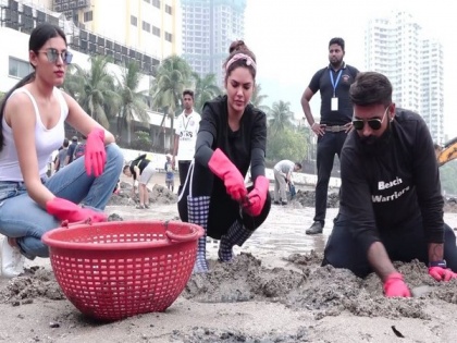 100 weeks of Dadar beach cleanup: Esha Gupta participates in cleanliness drive | 100 weeks of Dadar beach cleanup: Esha Gupta participates in cleanliness drive