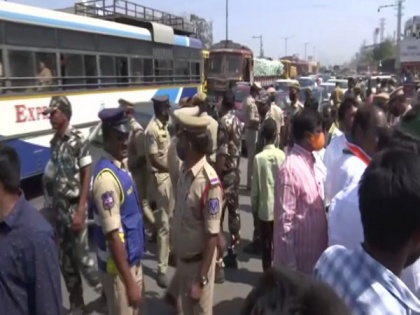 Hyderabad: Police remove people taking part in 'chakka jam' | Hyderabad: Police remove people taking part in 'chakka jam'