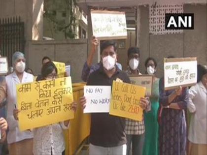 Doctors stage protest over non-payment of salaries in Delhi | Doctors stage protest over non-payment of salaries in Delhi