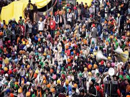 Group of volunteers provide food to protesting farmers at Singhu border | Group of volunteers provide food to protesting farmers at Singhu border