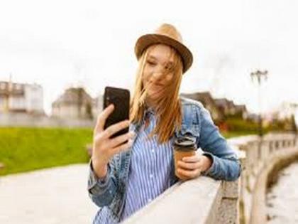Taking a selfie can be related to self-objectification | Taking a selfie can be related to self-objectification