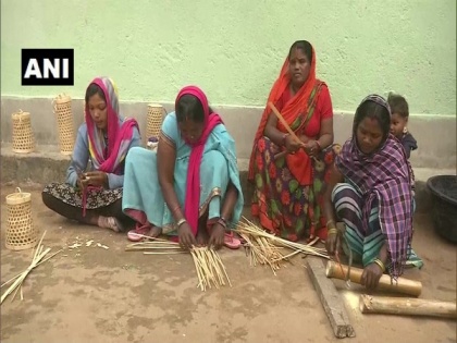 Artisan making products from bamboo urges Jharkhand govt to provide machines to boost business | Artisan making products from bamboo urges Jharkhand govt to provide machines to boost business