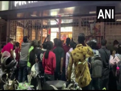 Ahead of lockdown, people flock liquor shop in Nagpur, flout social distancing norms | Ahead of lockdown, people flock liquor shop in Nagpur, flout social distancing norms