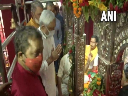 Nitish Kumar visits Sheetla Mata Mandir on 'Durga Ashtami' | Nitish Kumar visits Sheetla Mata Mandir on 'Durga Ashtami'