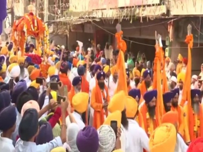 People participate in 'nagar kirtan' on 'Parkash Purb' of Guru Granth Sahib | People participate in 'nagar kirtan' on 'Parkash Purb' of Guru Granth Sahib