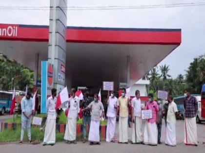 Kerala Congress (M) workers destroy vehicles in protest against fuel price hike | Kerala Congress (M) workers destroy vehicles in protest against fuel price hike