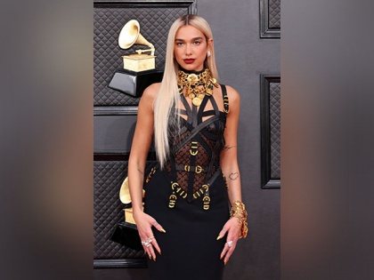 Grammys 2021: Dua Lipa debuts platinum blonde hair look on red carpet | Grammys 2021: Dua Lipa debuts platinum blonde hair look on red carpet