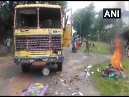 Locals vandalise truck after it runs over boy in West Bengal's Durgapur | Locals vandalise truck after it runs over boy in West Bengal's Durgapur