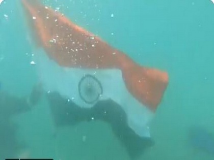 'Har Ghar Tiranga' campaign: Indian Coast Guard performs underwater flag demo | 'Har Ghar Tiranga' campaign: Indian Coast Guard performs underwater flag demo